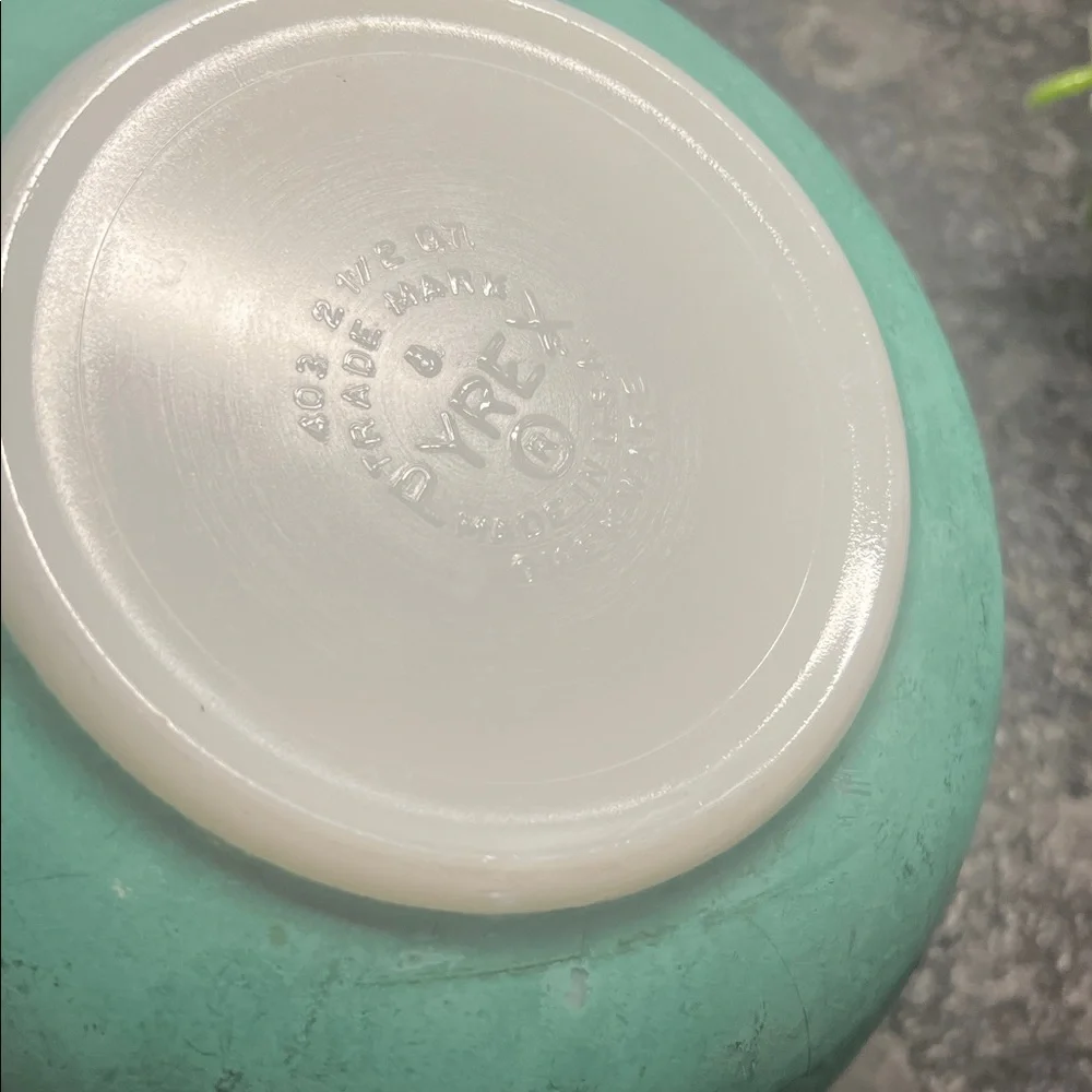 403 2.5 qt Vintage Pyrex Green Mixing Bowl. No chips or cracks